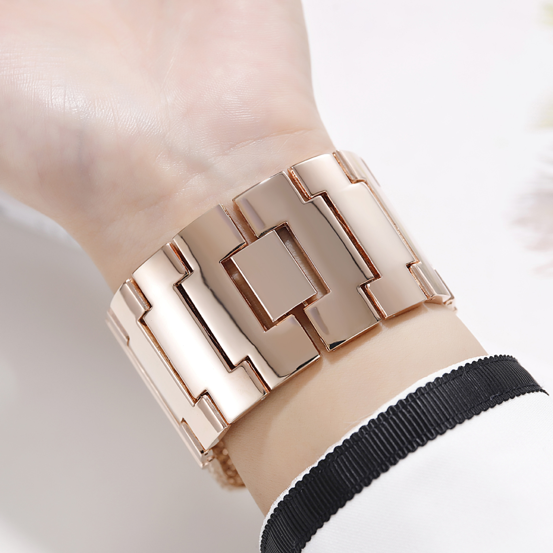 Women New Fashion Watch Lady Square Bracelet Diamond Watch Daily Waterproof OL Watches Party Watch
