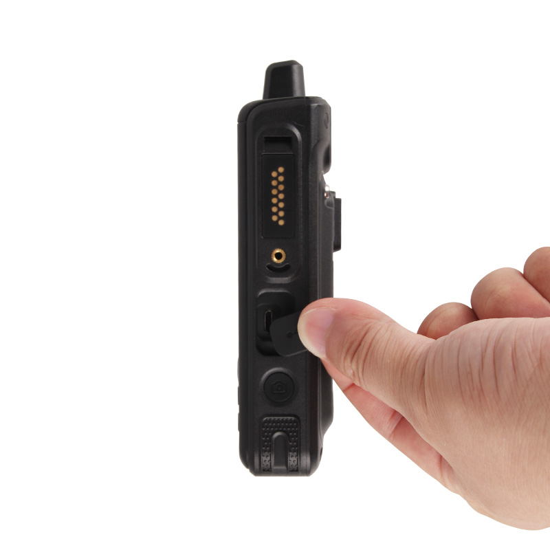 2.4 Inch touch screen IP68 Waterproof 4G LTE POC SOS Button WIFI walkie talkie zello Android 8.1 phone Radio SOS Android Phone with NFC UNIWA B8000