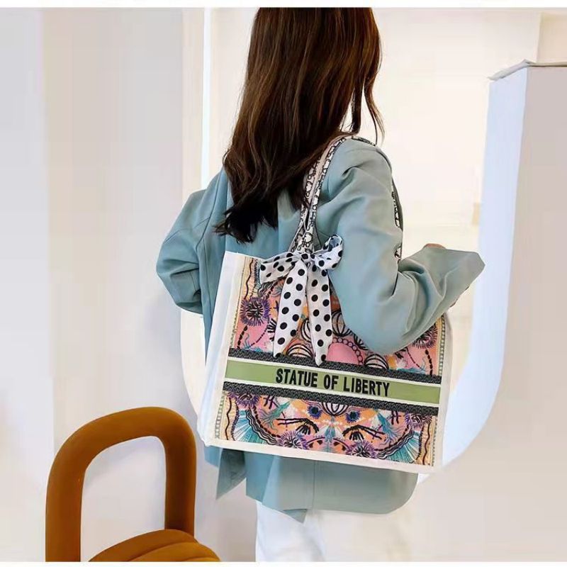 Tote Bags Canvas Material Exquisite Workmanship Soft And Comfortable Zipper Open And Close Shopping Shopping Commuting Shoulder Tote Bag