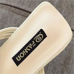 Summer Women Slippers Thick Heel Transparent Ladies Shoes Colorful Rivets Low Heels Fashion Sandals for Girls High Heels Sandals