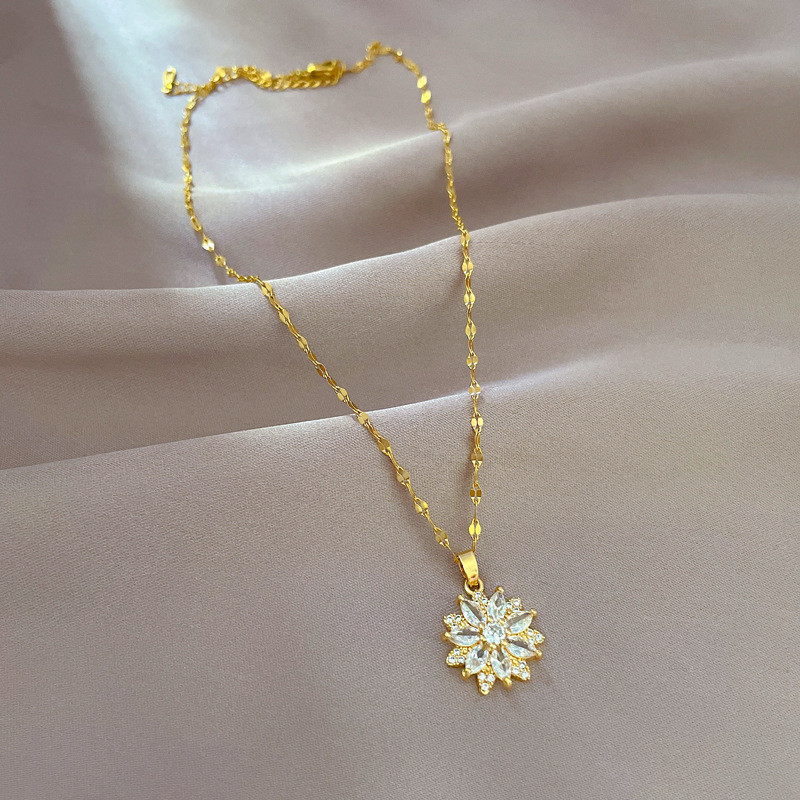 Romantic Sparkling Micro-set Zircon Light Luxury Flower Pendant Jewelry 18K Transparent Gold Necklace Clavicle Chain Pendant Necklaces Gold