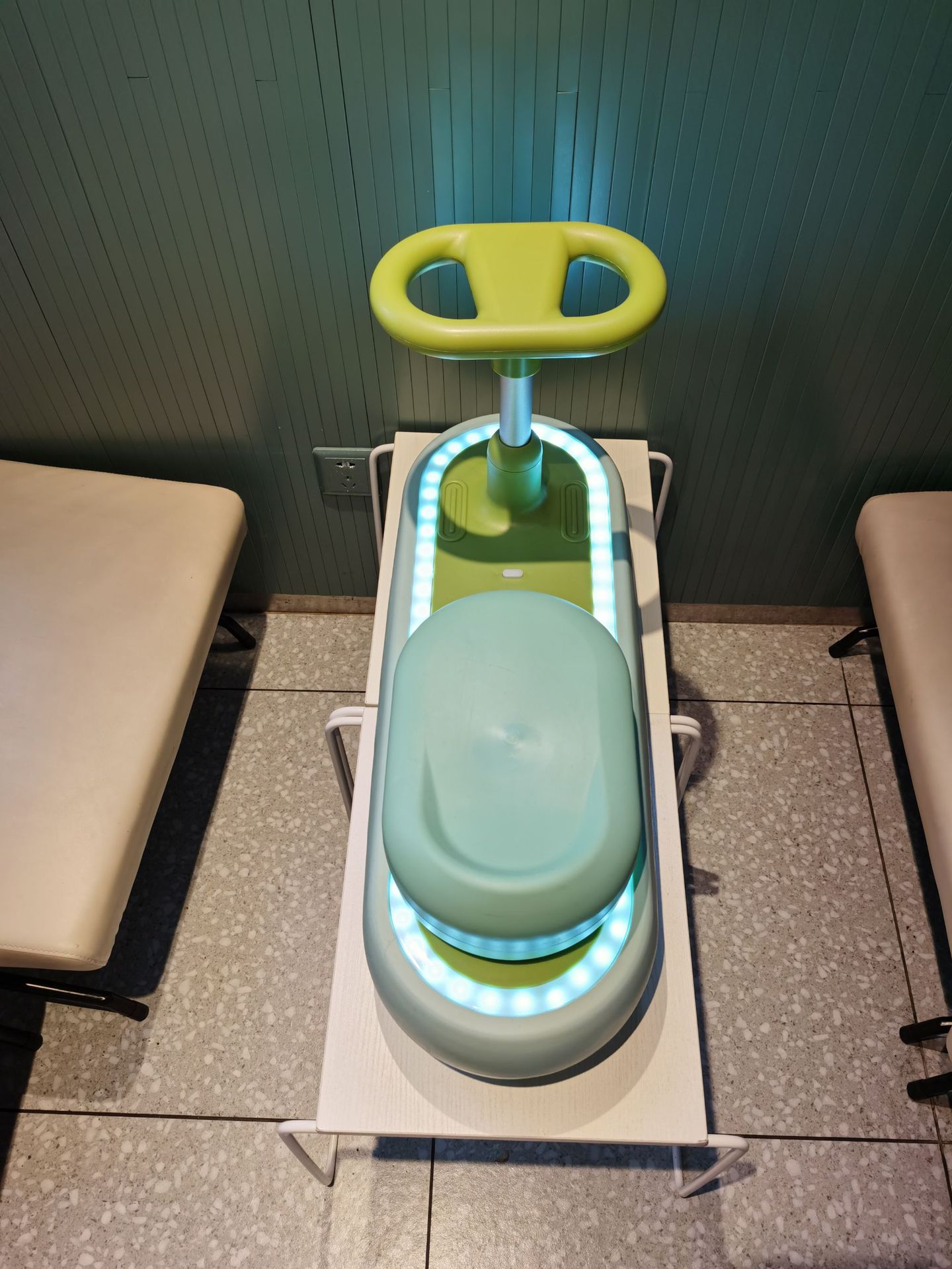 Children's twist car universal wheel boys and girls' swing car 1-3-4 year old sliding toy