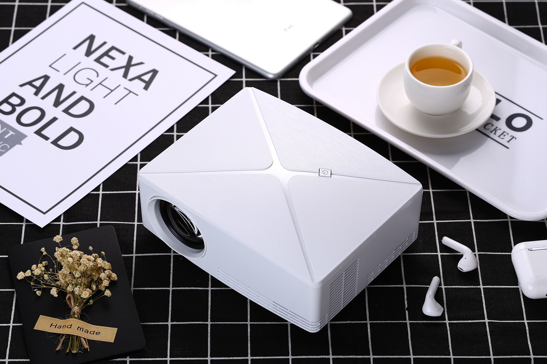 New projector c80up-720p portable HD projector WiFi / Bluetooth wireless same screen