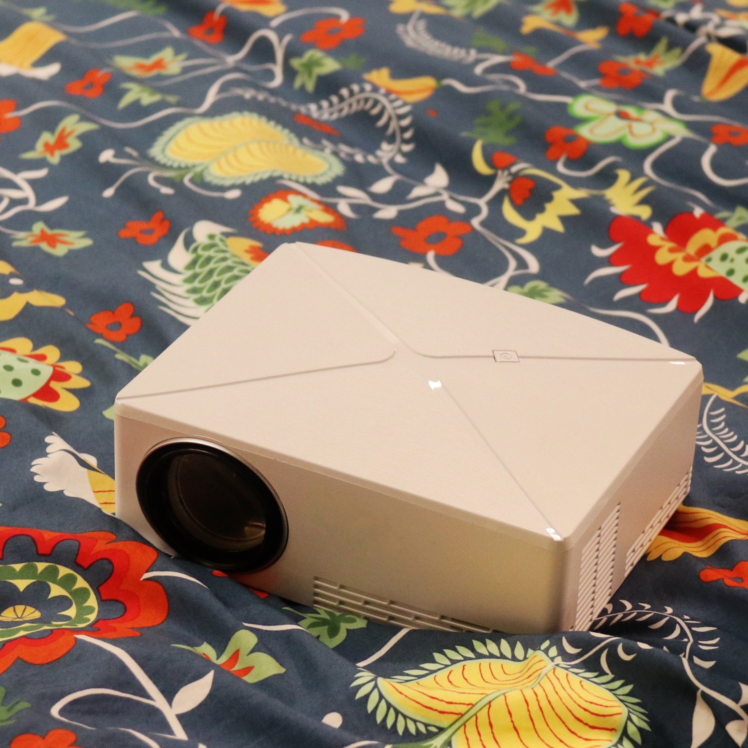 New projector c80up-720p portable HD projector WiFi / Bluetooth wireless same screen