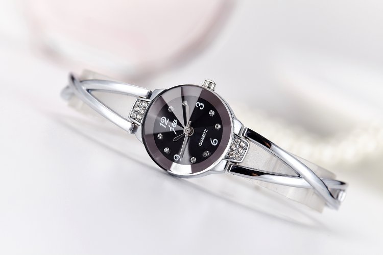Lady&apos;s steel band student Bracelet life waterproof quartz electronic women&apos;s watch