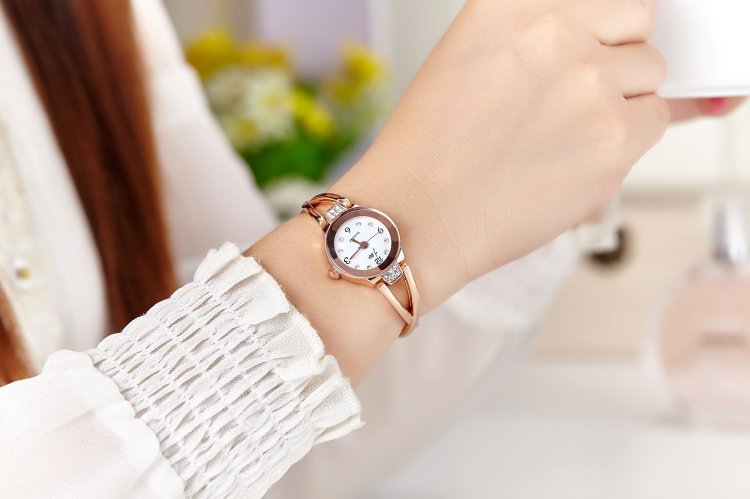 Lady&apos;s steel band student Bracelet life waterproof quartz electronic women&apos;s watch
