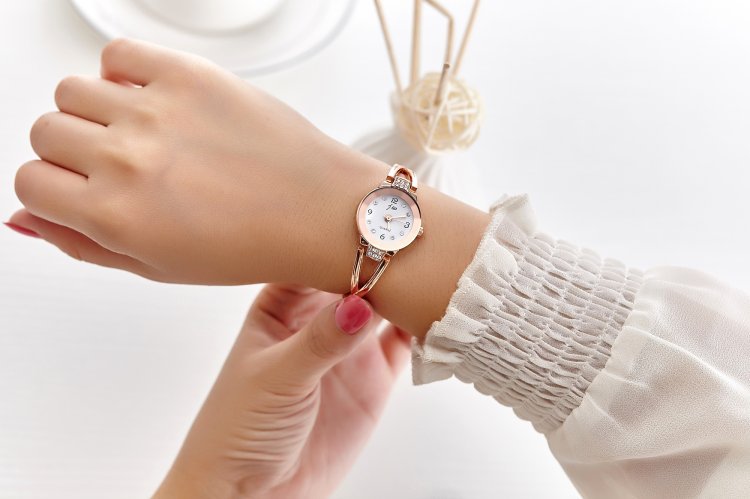 Lady&apos;s steel band student Bracelet life waterproof quartz electronic women&apos;s watch