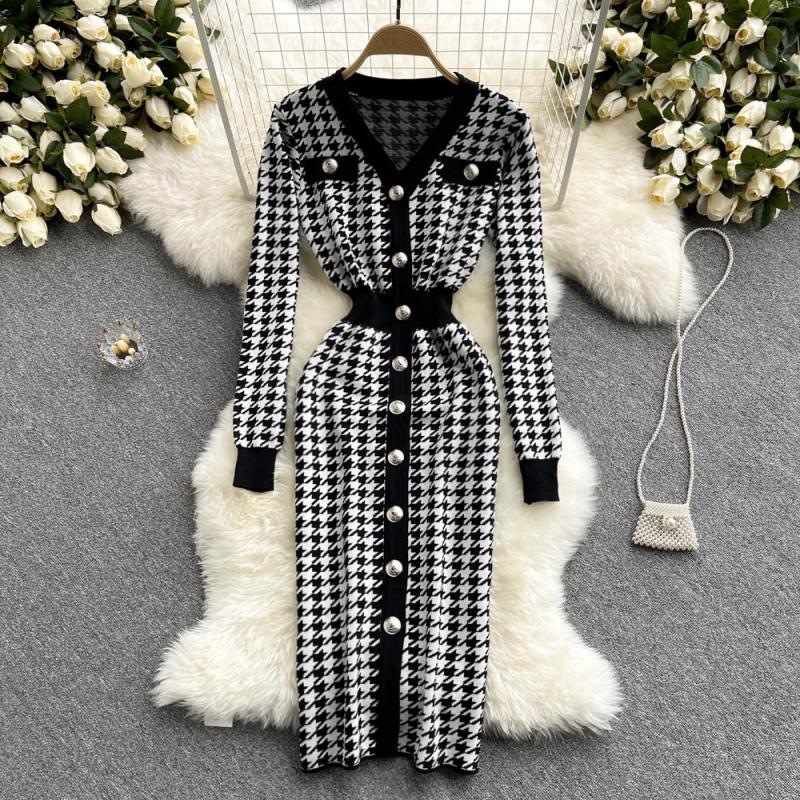 Korean version ins2021 new single breasted Qianniao V-neck long sleeved knitted dress knee length skirt wool dress