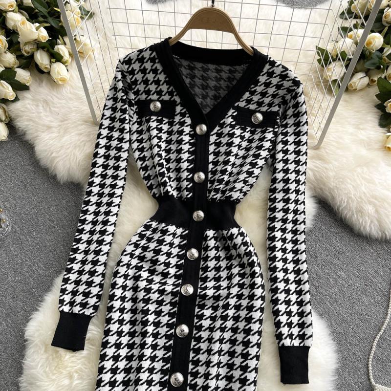 Korean version ins2021 new single breasted Qianniao V-neck long sleeved knitted dress knee length skirt wool dress