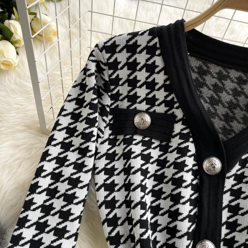 Korean version ins2021 new single breasted Qianniao V-neck long sleeved knitted dress knee length skirt wool dress