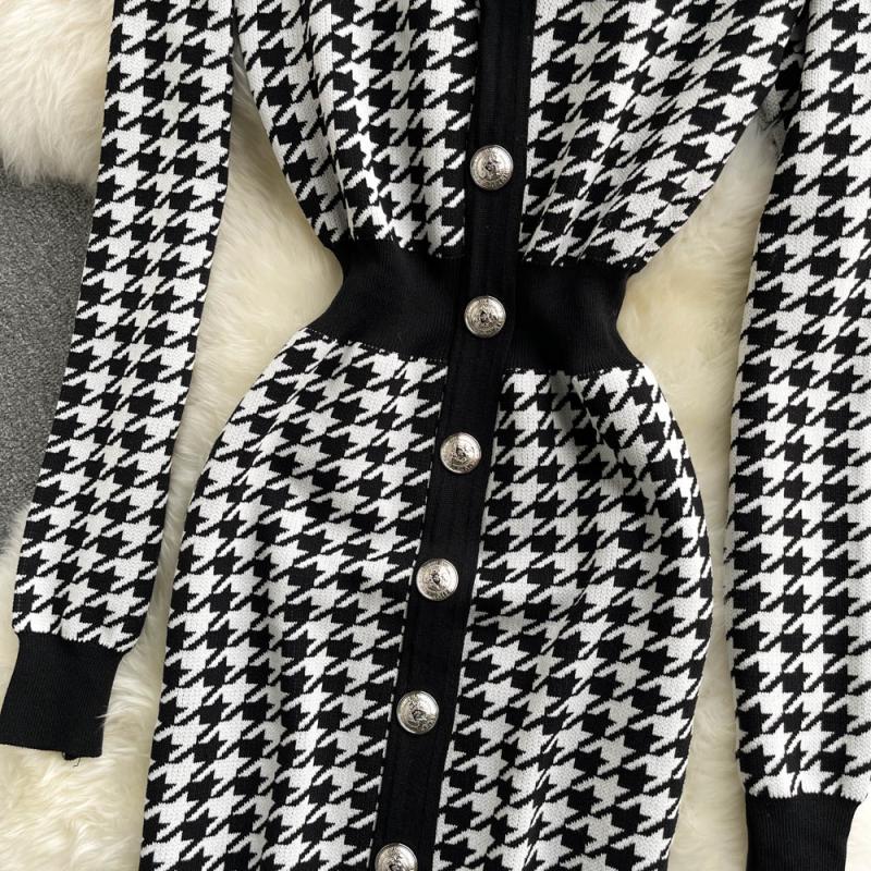 Korean version ins2021 new single breasted Qianniao V-neck long sleeved knitted dress knee length skirt wool dress