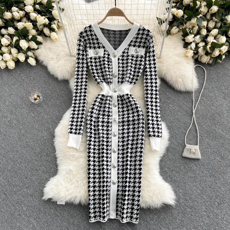 Korean version ins2021 new single breasted Qianniao V-neck long sleeved knitted dress knee length skirt wool dress