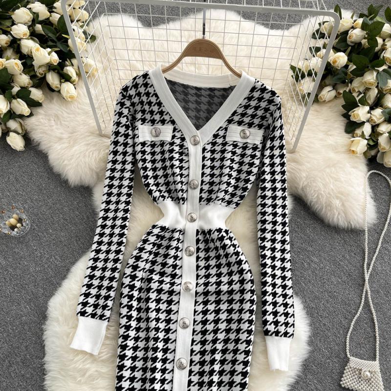 Korean version ins2021 new single breasted Qianniao V-neck long sleeved knitted dress knee length skirt wool dress