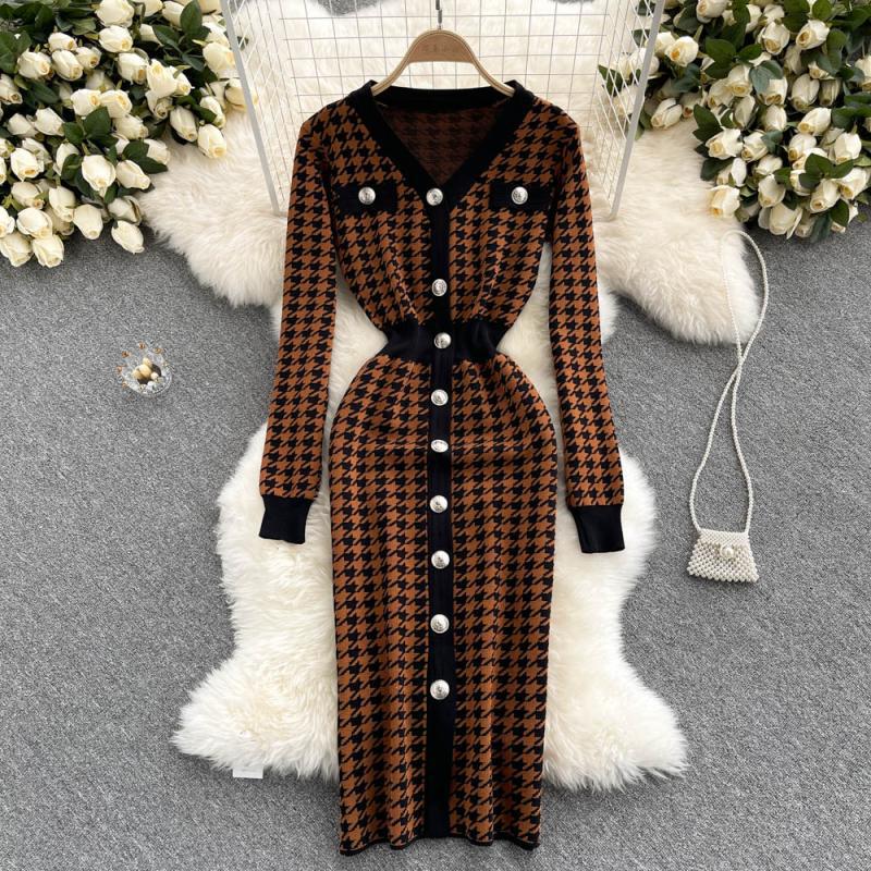 Korean version ins2021 new single breasted Qianniao V-neck long sleeved knitted dress knee length skirt wool dress