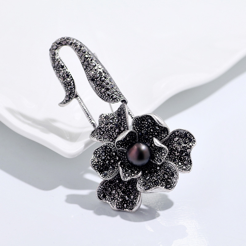 Korean Fashion Beautiful Pearl Brooch Alloy Diamond Brooch Clothing Accessories Gift Pin For Women