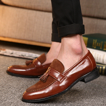 2021 High quality New British Carving Tassel Men Formal Shoes Black Brown Size Fashion Pointed Toe Men's Brogue Shoes