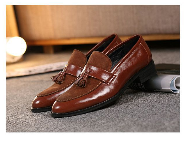 2021 High quality New British Carving Tassel Men Formal Shoes Black Brown Size Fashion Pointed Toe Men's Brogue Shoes