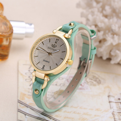 2021 High quality Women Casual Watches Round Dial Rivet PU Leather Strap Wristwatch Ladies Analog Quartz Watch Gift