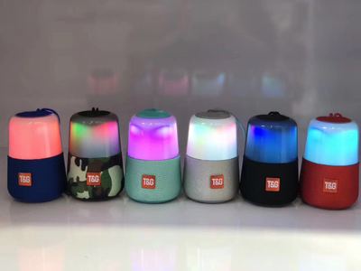 2021 High quality Flash LED Light Portable Bluetooth Speakers Waterproof Small Soundbar Support Bluetooth Accessories