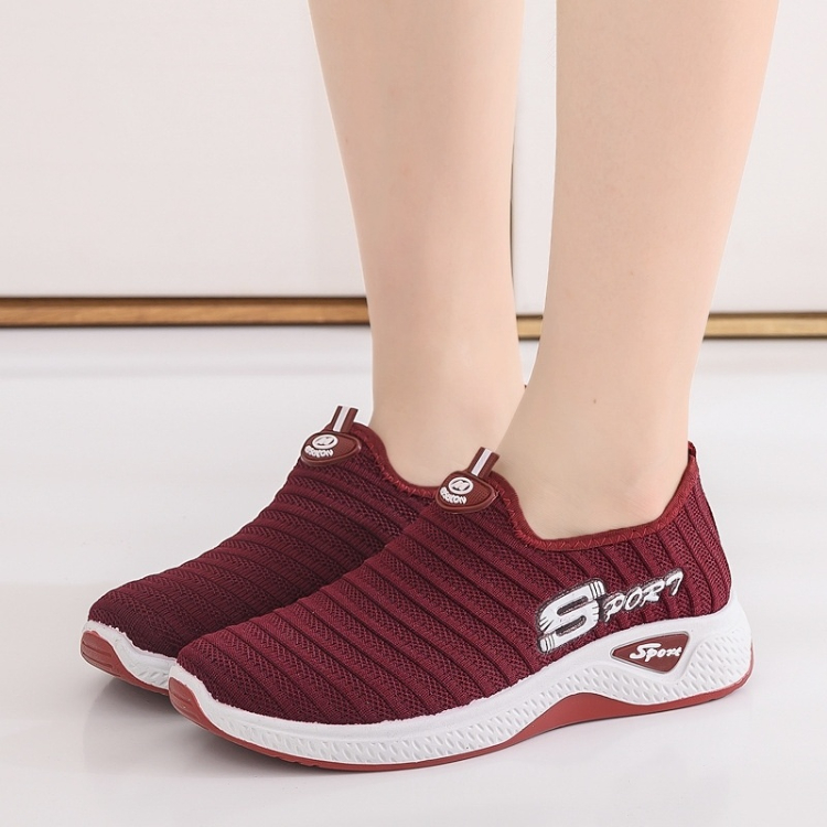 Women's shoes in spring and summer, new walking shoes, one pedal, mother's shoes, breathable fly woven casual women's shoes