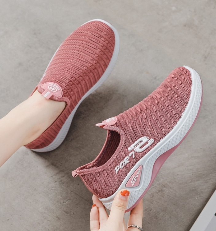 Women's shoes in spring and summer, new walking shoes, one pedal, mother's shoes, breathable fly woven casual women's shoes