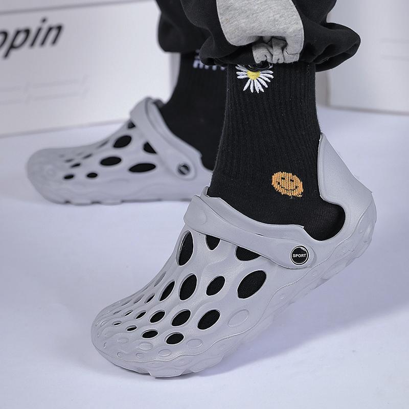 Men&apos;s tide slippers summer new coconut hole shoes Korean fashion men&apos;s beach sandals and slippers