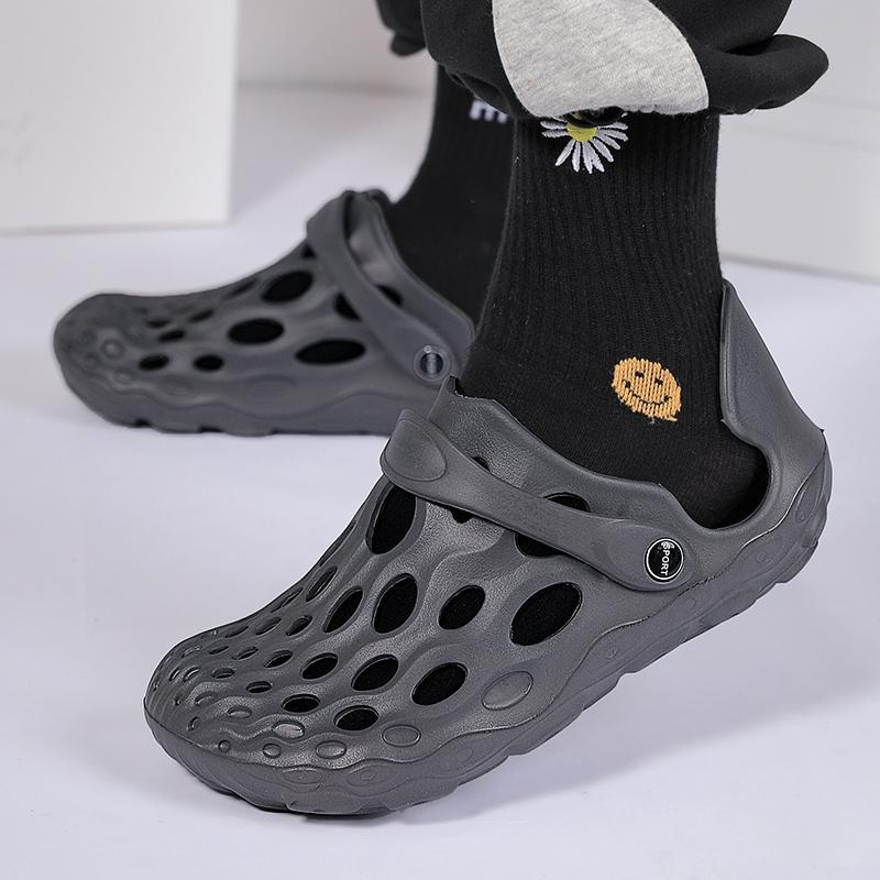 Men&apos;s tide slippers summer new coconut hole shoes Korean fashion men&apos;s beach sandals and slippers
