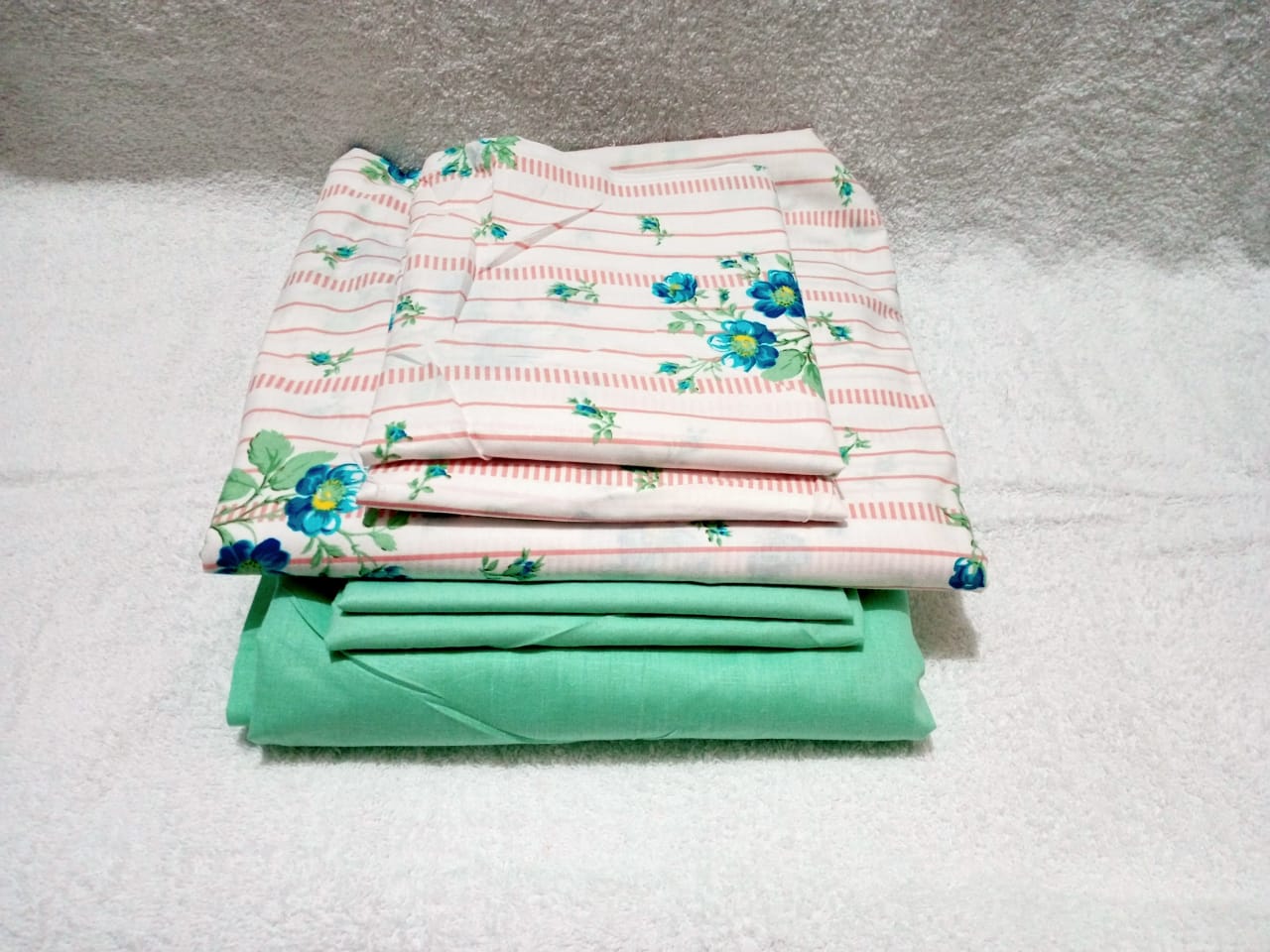 6x6 Fitted Flowered Bedsheet Set(1 Fitted Bedsheet, 1 Flat Bedsheet, 4 Pillow Cases)