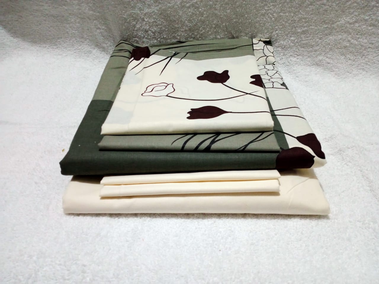 6x6 Fitted Flowered Bedsheet Set(1 Fitted Bedsheet, 1 Flat Bedsheet, 4 Pillow Cases)