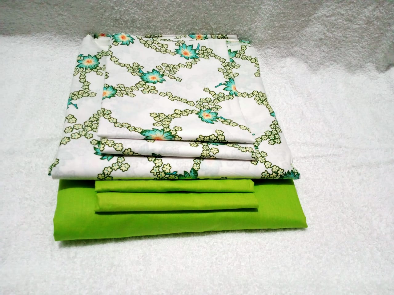 6x6 Fitted Flowered Bedsheet Set(1 Fitted Bedsheet, 1 Flat Bedsheet, 4 Pillow Cases)