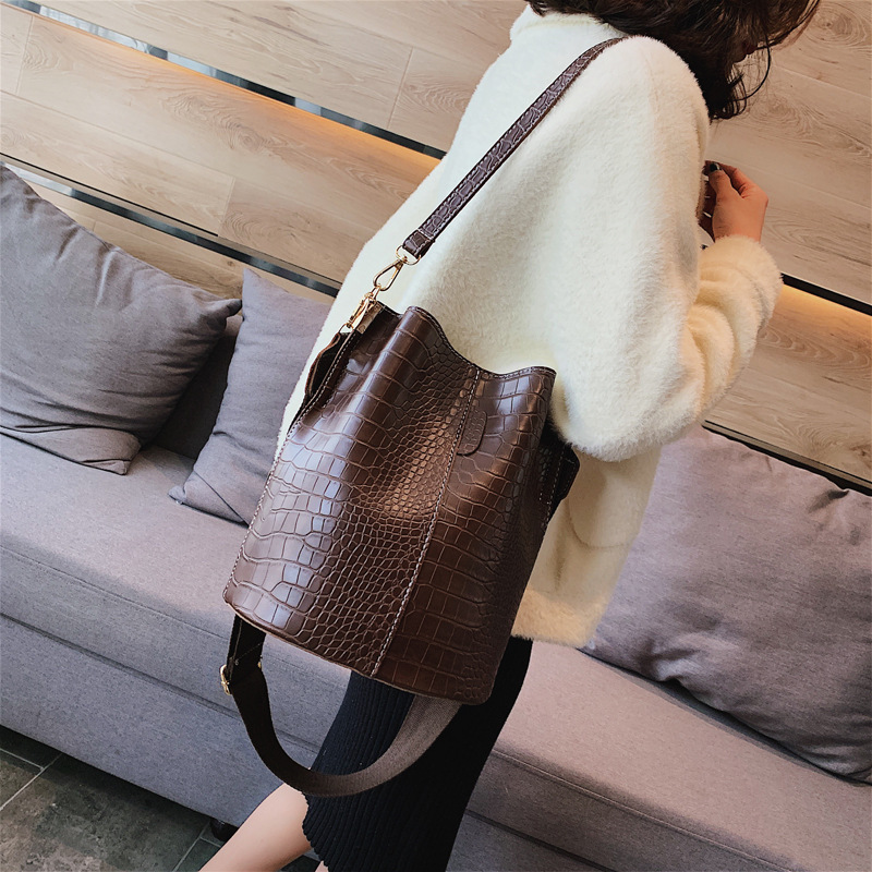 New crocodile pattern one-shoulder bucket bag large-capacity all-match messenger bag woman bag