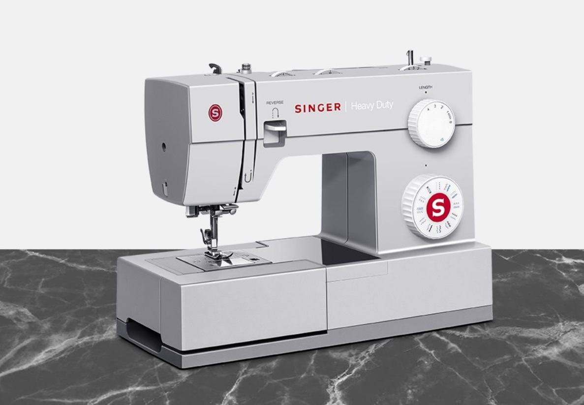 SINGER Heavy Duty 4423 Sewing Machine with 23 built-in thread with extender table