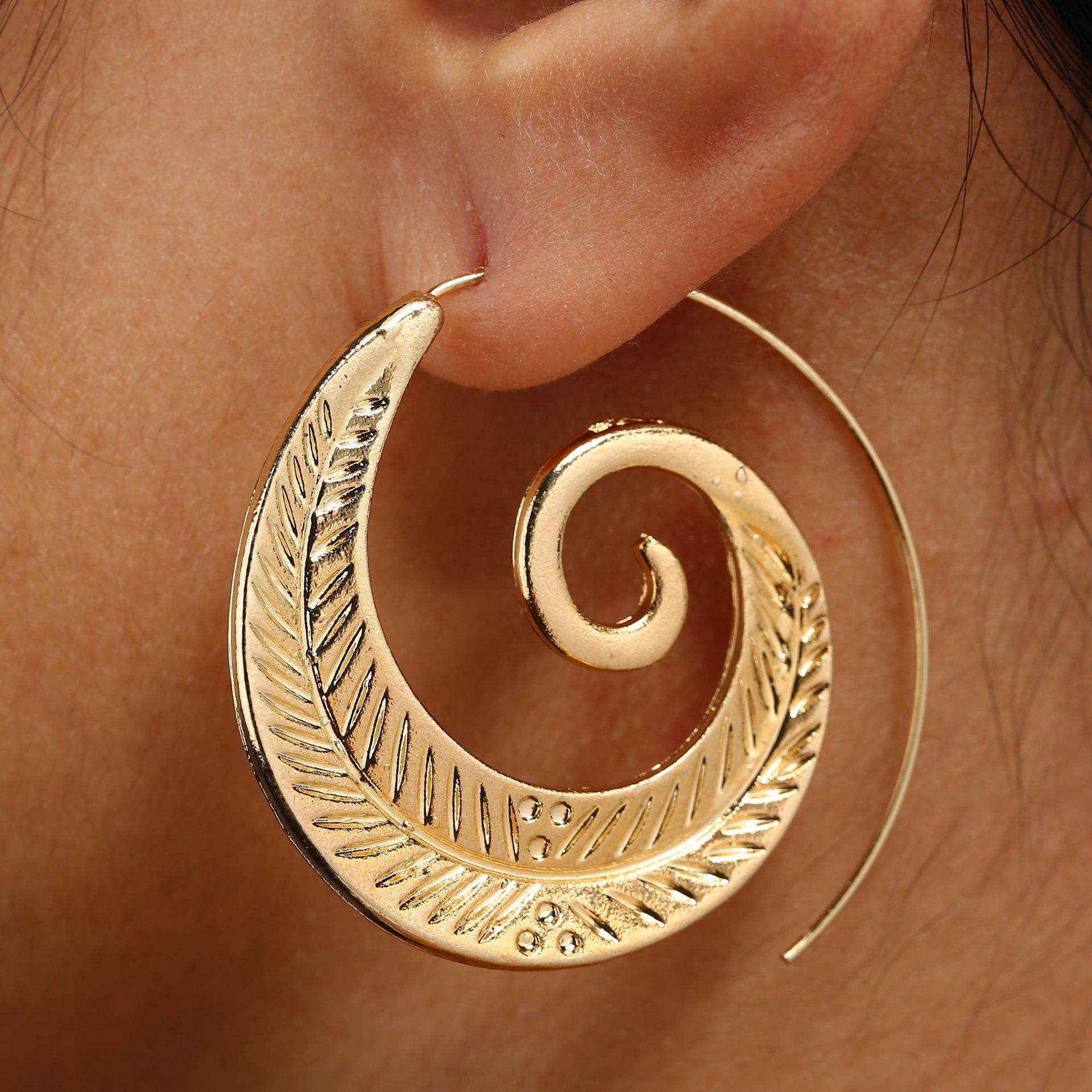Exaggerated swirl gear-shaped leaf snail shell retro oval spiral type women&apos;s earrings