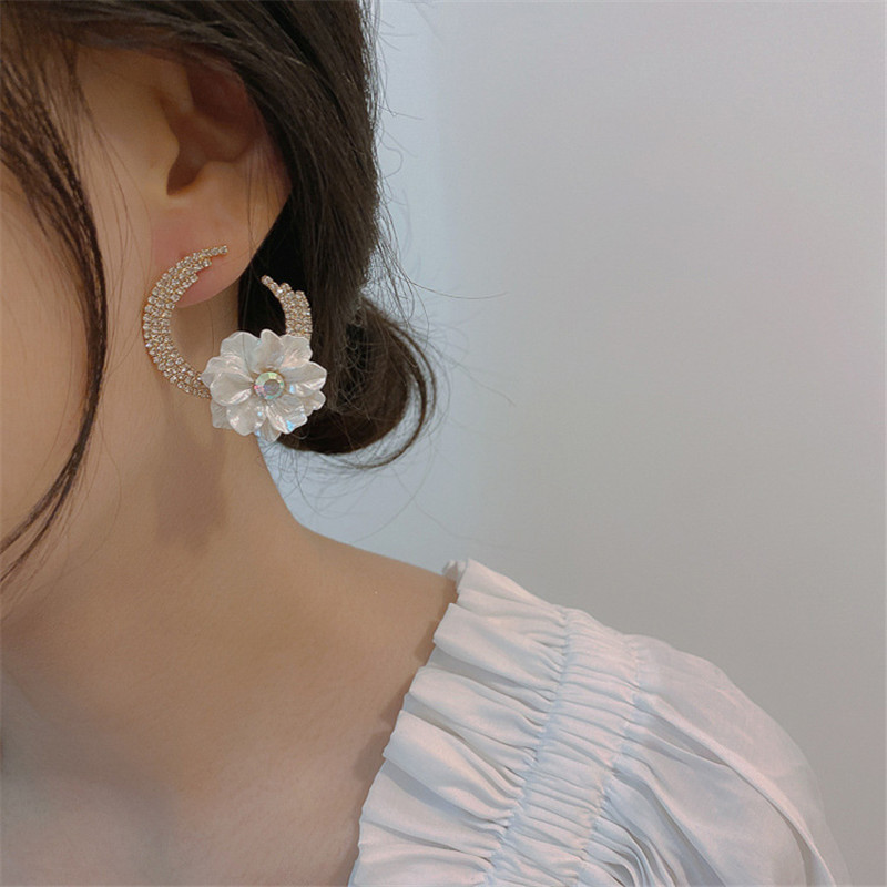 White Flower Stud Earrings for Women Semicircle Rhinestones Earrings Weddings Party Jewelry