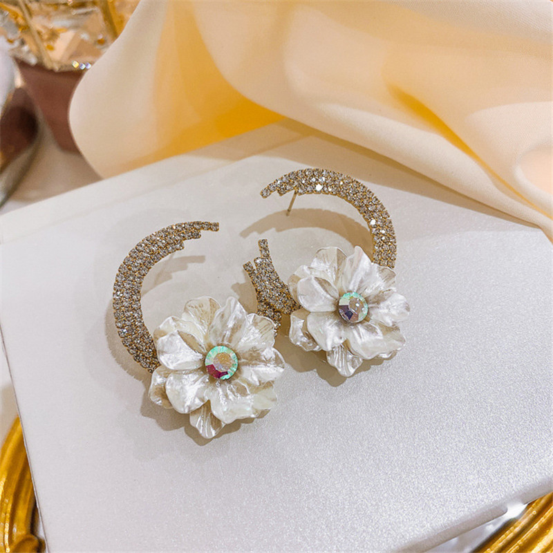 White Flower Stud Earrings for Women Semicircle Rhinestones Earrings Weddings Party Jewelry