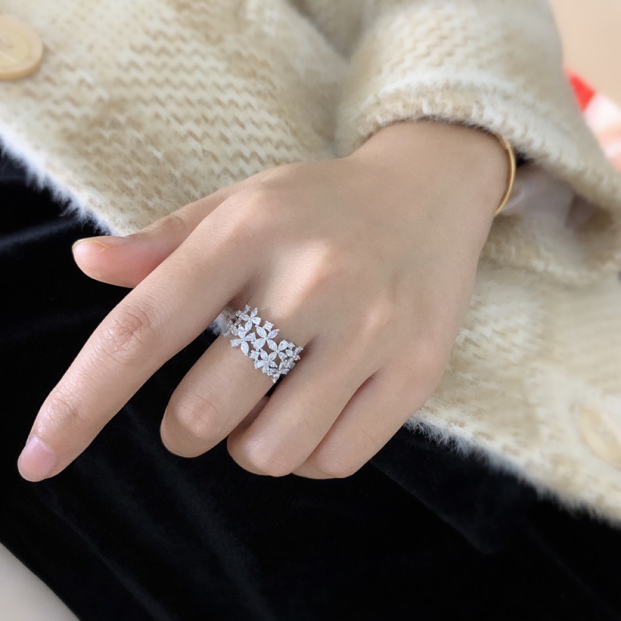 Cute Silver Color Flower Ring with Zircon Stone for Women Fashion Jewelry Wedding Engagement Ring