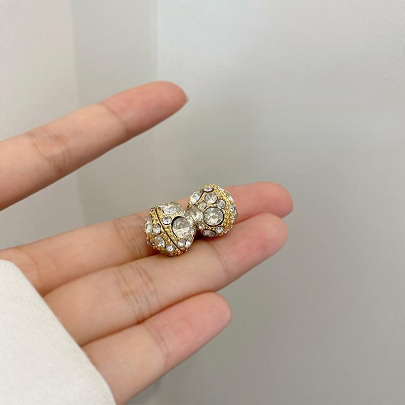 Diamond-encrusted ball-absorbing stone ear clip women's small and simple flash diamond earrings fashion commuter earrings without ear holes
