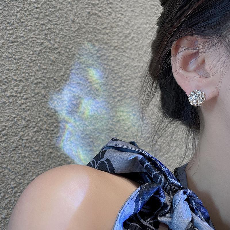 Diamond-encrusted ball-absorbing stone ear clip women's small and simple flash diamond earrings fashion commuter earrings without ear holes