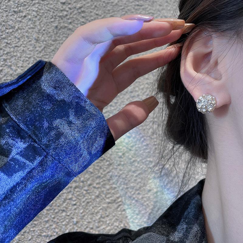 Diamond-encrusted ball-absorbing stone ear clip women's small and simple flash diamond earrings fashion commuter earrings without ear holes