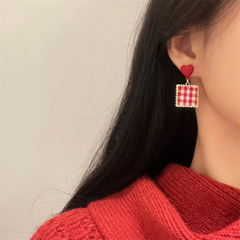 S925 silver needle cute cartoon asymmetric red rabbit strawberry earrings female sweet new trendy ear clip