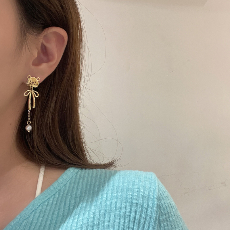 Cute creative bear earrings simple bow pearl earrings asymmetric earrings