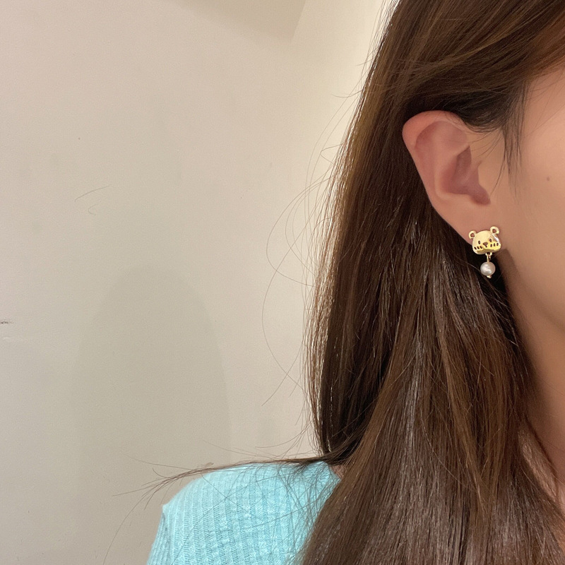Cute creative bear earrings simple bow pearl earrings asymmetric earrings