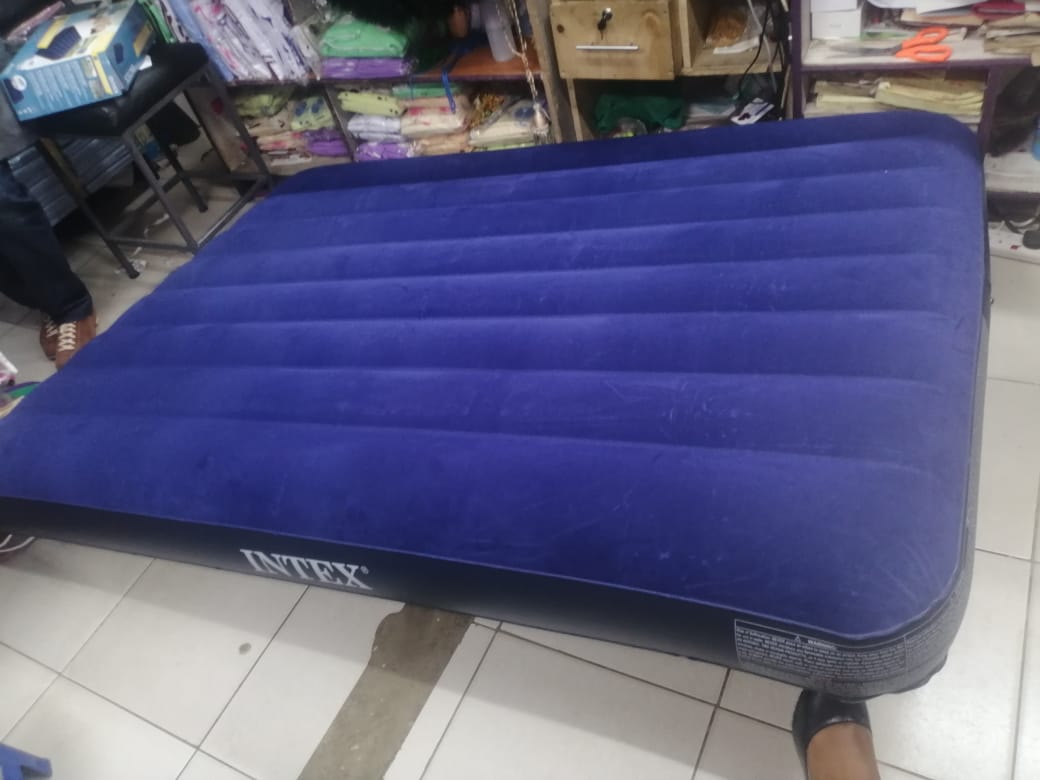 Inflatable air mattress with electric pump