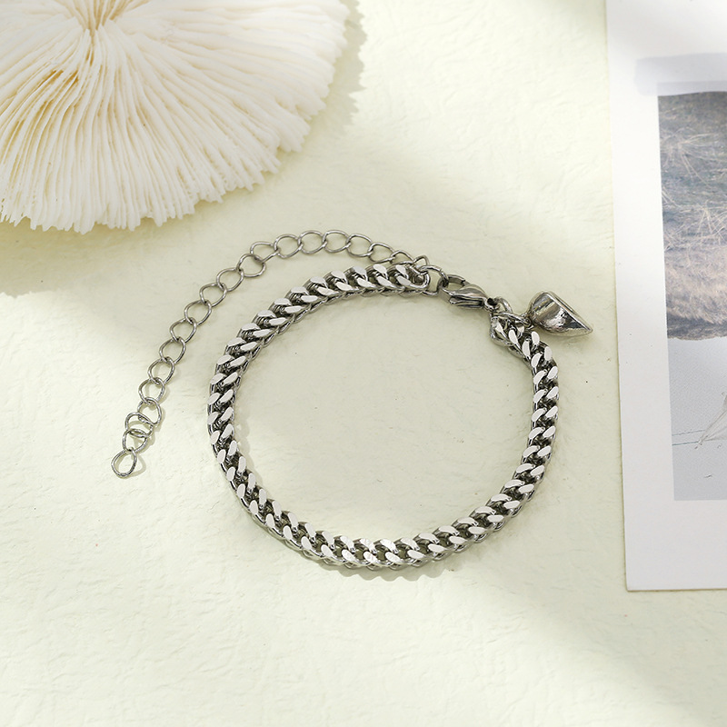 New lovers bracelet, love magnet magnet magnet lovers bracelet, a pair of men and women's jewelry