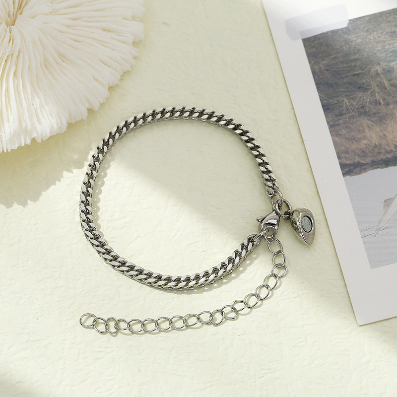 New lovers bracelet, love magnet magnet magnet lovers bracelet, a pair of men and women's jewelry