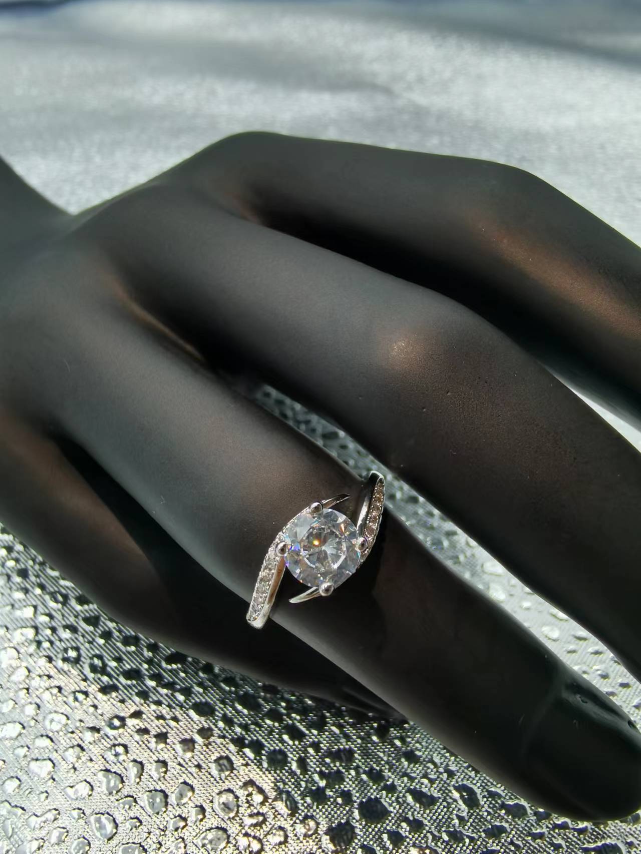 2022 Fashion New Shape Round Large Diamond Jewelry Ladies Classic Wedding Engagement Ring Gift Silver White Gold Free Size