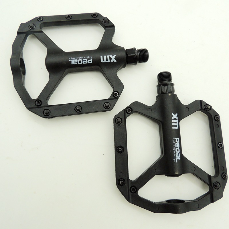 1 Pair Helpful Universal Bicycle Pedals 5 Colors Bike Platform Pedals Anti-slip   for Cycling