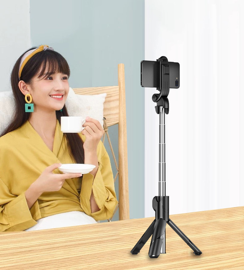 Bluetooth-compatible Selfie Stick 360 Rotating Live Streaming Phone Holder, Retractable and Portable Multifunctional Tripod