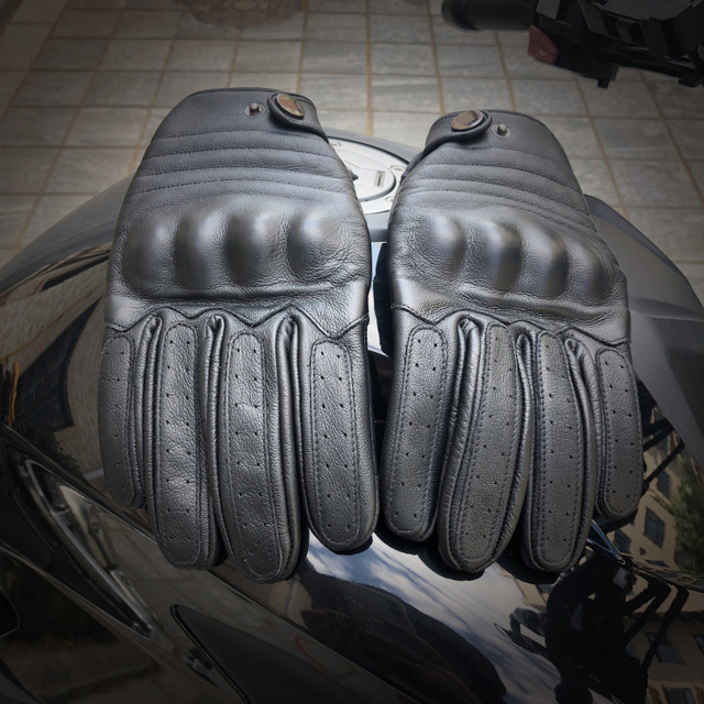 1 Pair Motorcycle protective retro locomotive leather gloves for men and touch screen gloves for women in autumn and winter