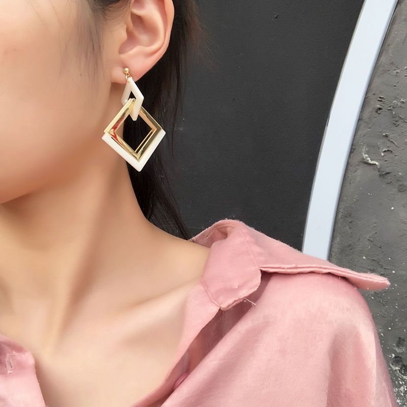 Exaggerated atmospheric earrings simple Korean version of the geometric diamond-shaped long earrings fashion temperament versatile earrings women